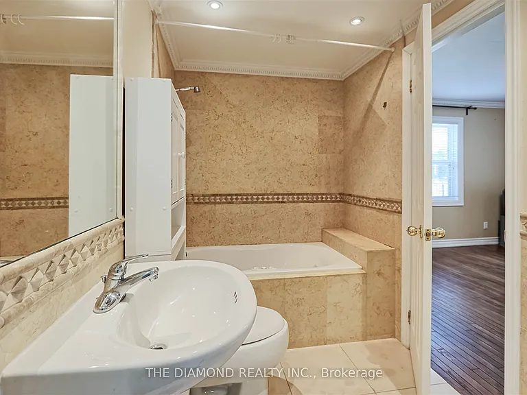 3927 Bloor St W — Photo 28