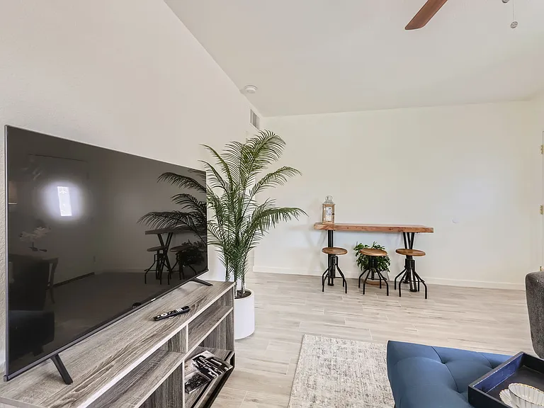 800 W Howe St — Photo 16