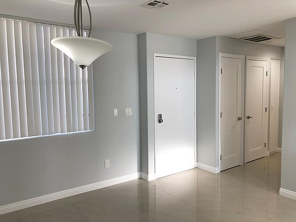 3rd image of 12222 Moorpark St APT 303