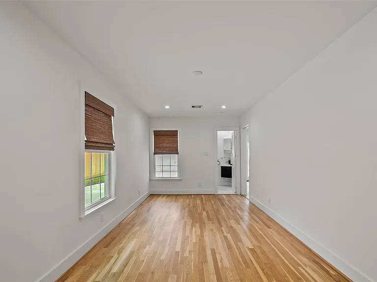 312 W 31st St — Photo 31