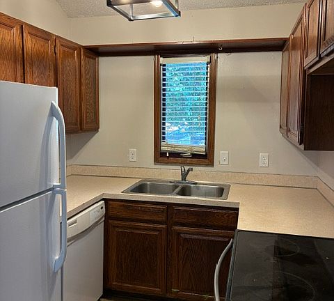4th image of 1007 N Lakewind St