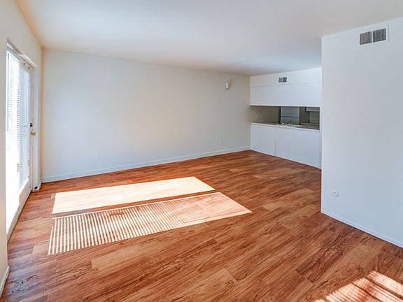 1111 Maxwell #101 Living Room