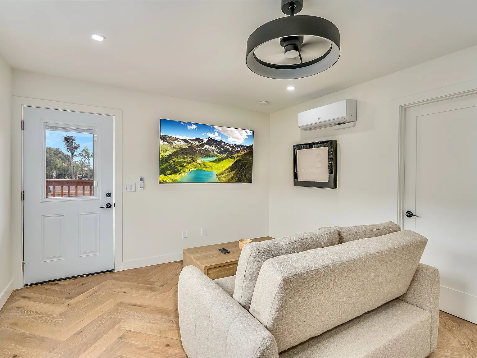 1 bed, 567 sqft, $3,190 — Photo 3