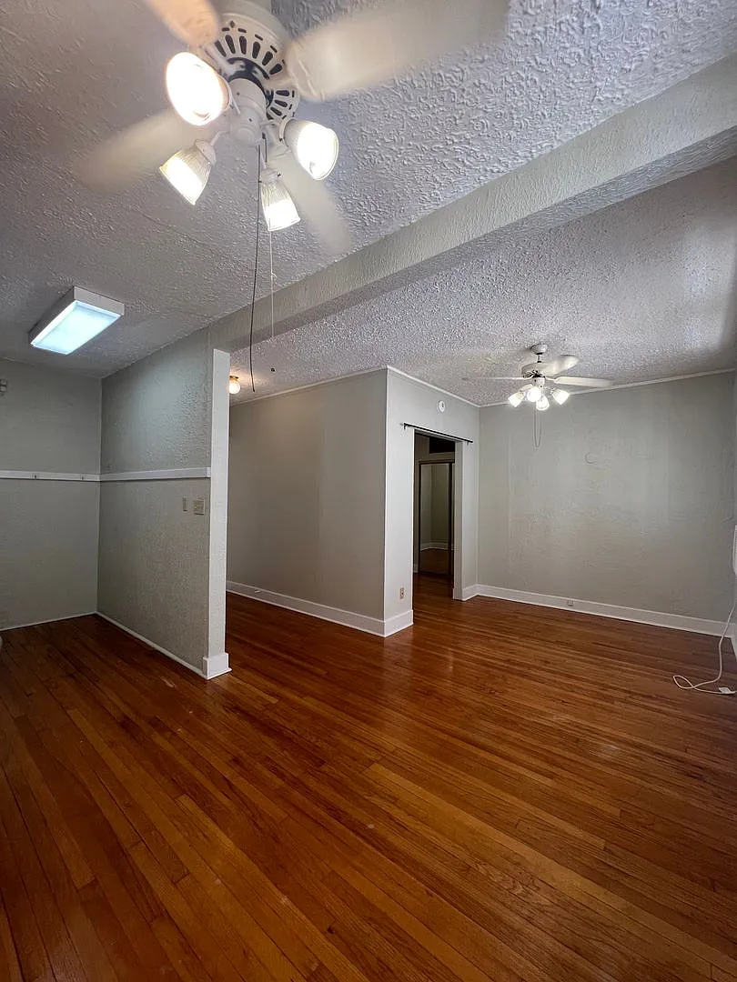 1BD/1BA Uptown, ON Napoleon Ave. — Photo 4