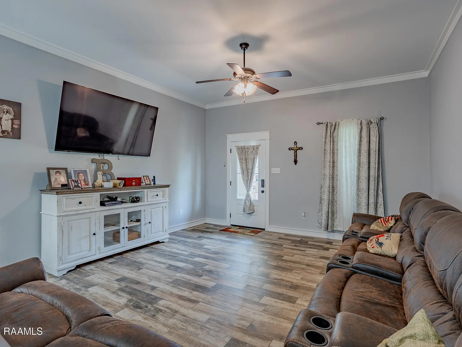 3 bed, 2.0 bath, 1629 sqft, $1,900 — Photo 2
