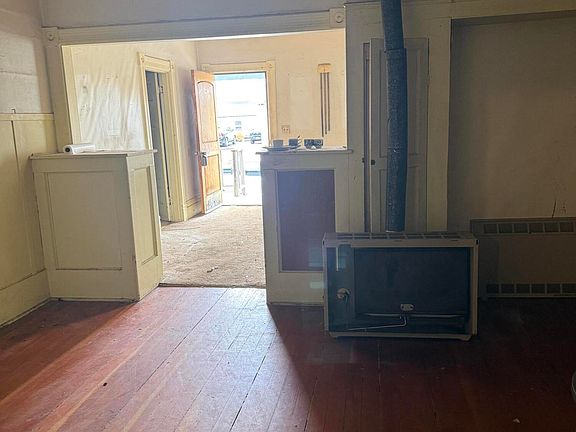 4th image of 3136 E St