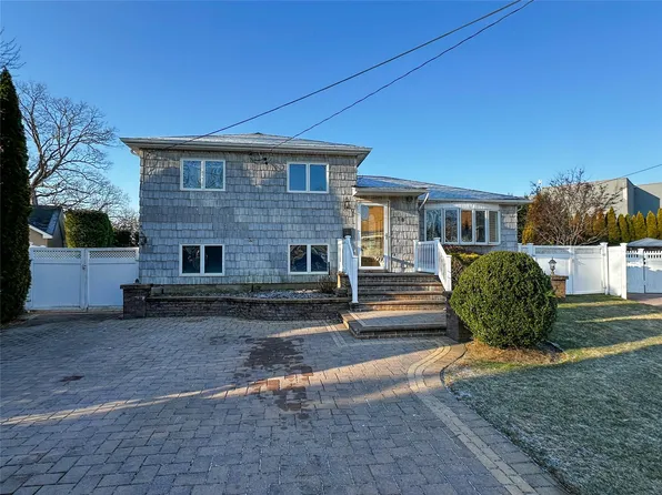 18 Jones Court, Massapequa Park, NY 11762