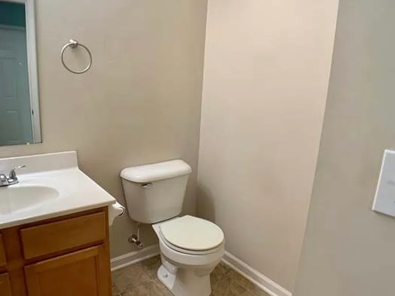 2243 Glasgow Ln — Photo 12