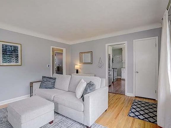 3rd image of 815 Idaho Ave W