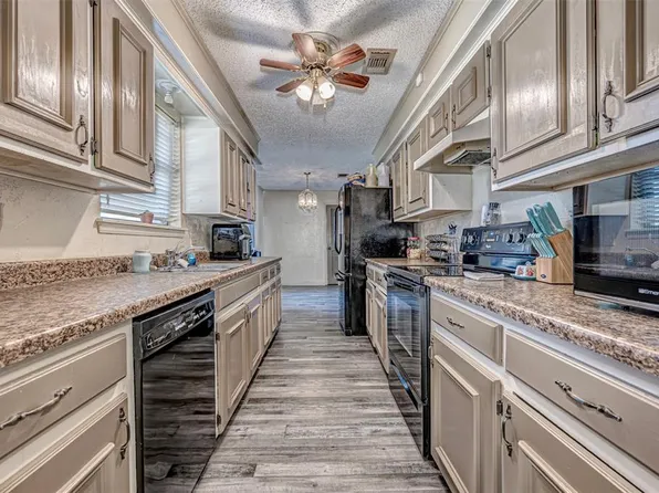 10600 N Evergreen Dr, Edmond, OK 73025