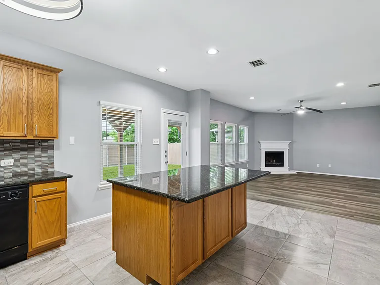 1016 Aviary — Photo 18