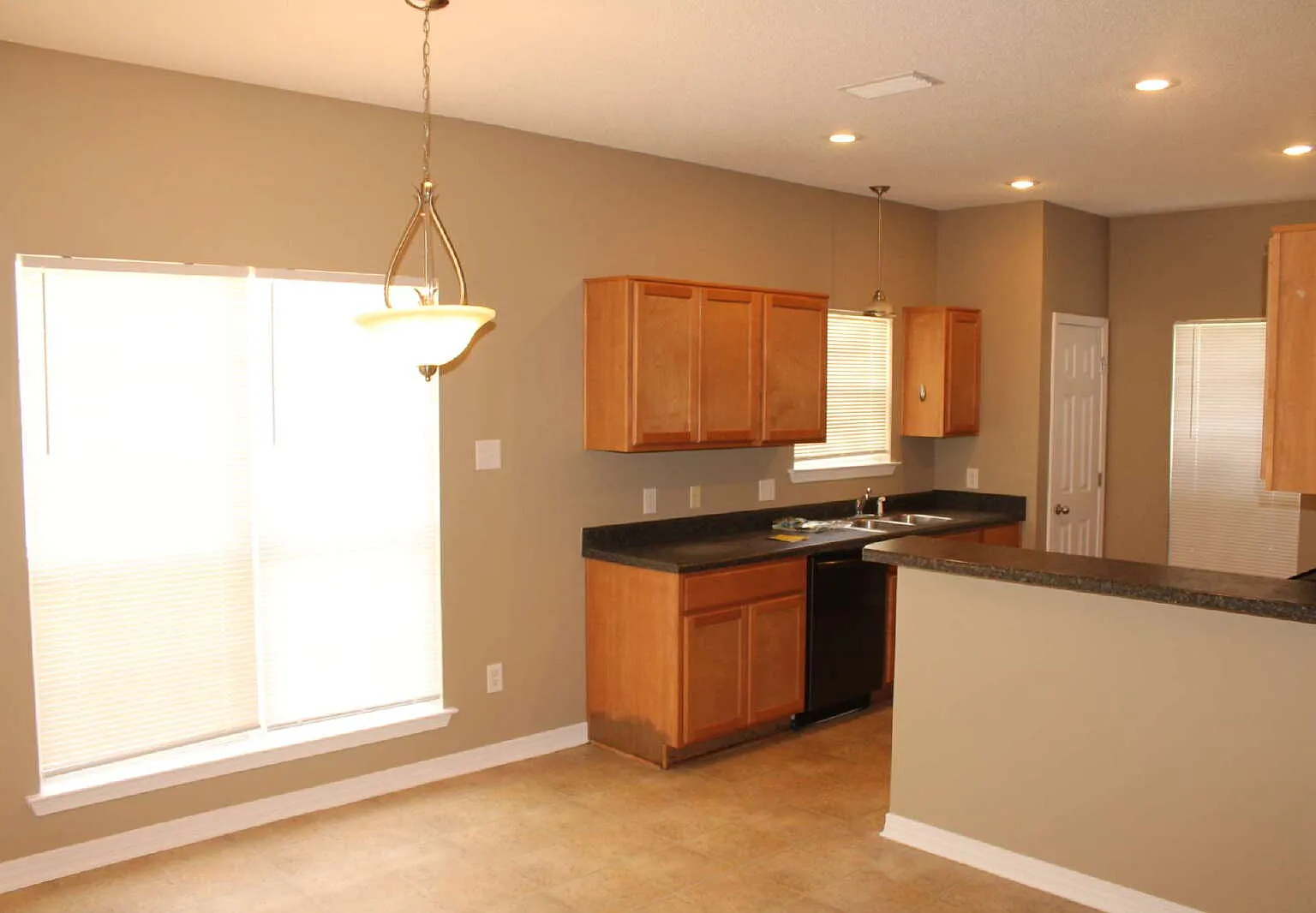 3 bed, 2.0 bath, $1,600 — Photo 4