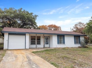 404 Wedgewood Way, Devine, TX 78016