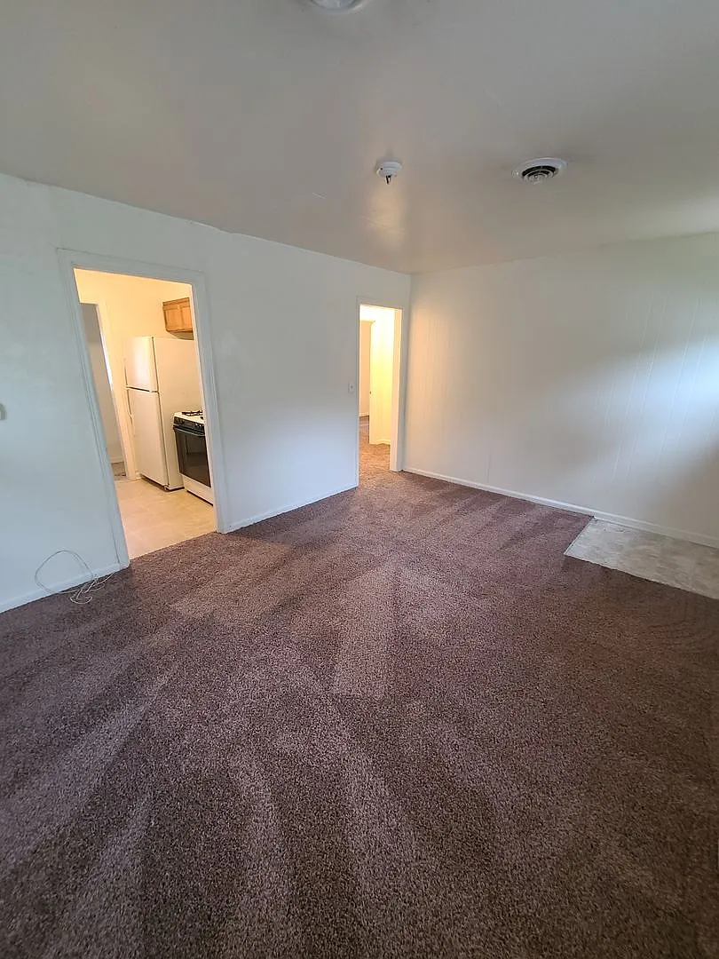2 Bedroom Single Family Home Pet Friendly — Photo 2