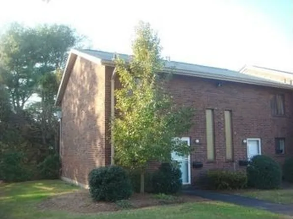 218 Wakefield Cir, East Hartford, CT 06118