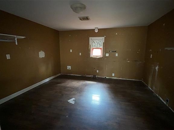 4th image of 4367 Maple Dr