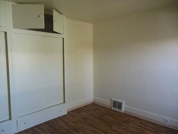 3rd image of 3825 Tacoma Ave S