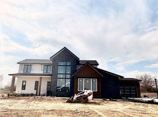 7470 NW Fawn Ave, Parkville, MO 64152