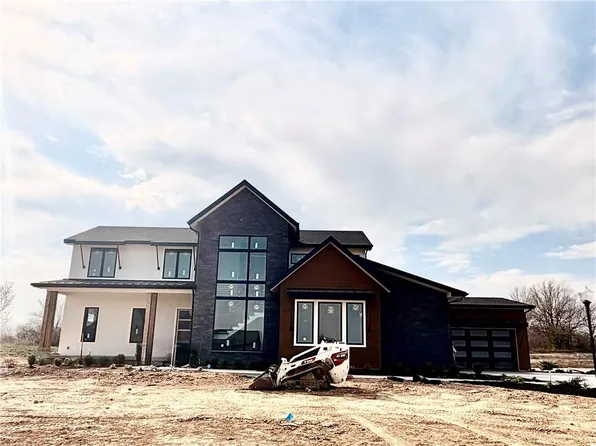 7470 NW Fawn Ave, Parkville, MO 64152