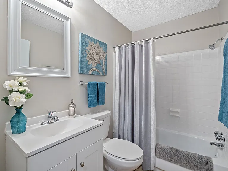 Silver Birch Apartments — Photo 10