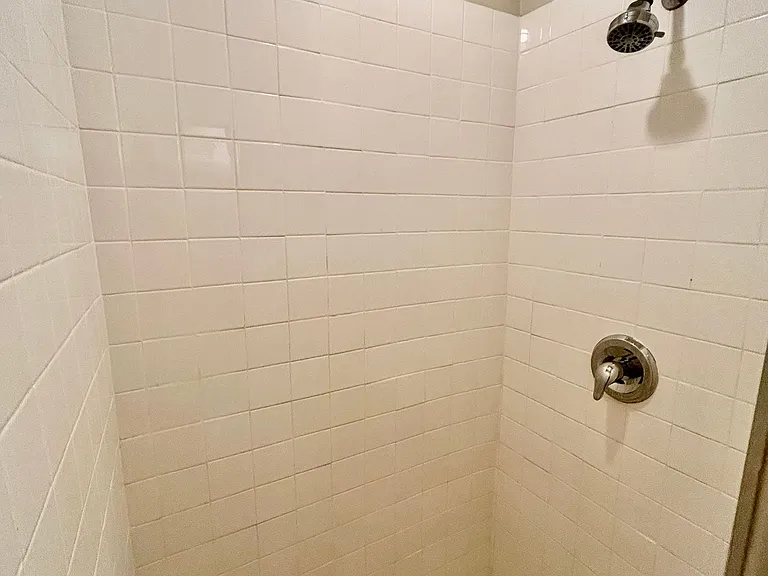 Pollyanna Apartments — Photo 34