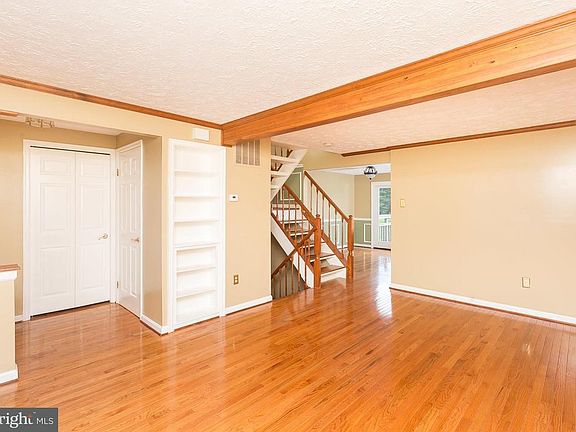 5th image of 821 Dora Pl