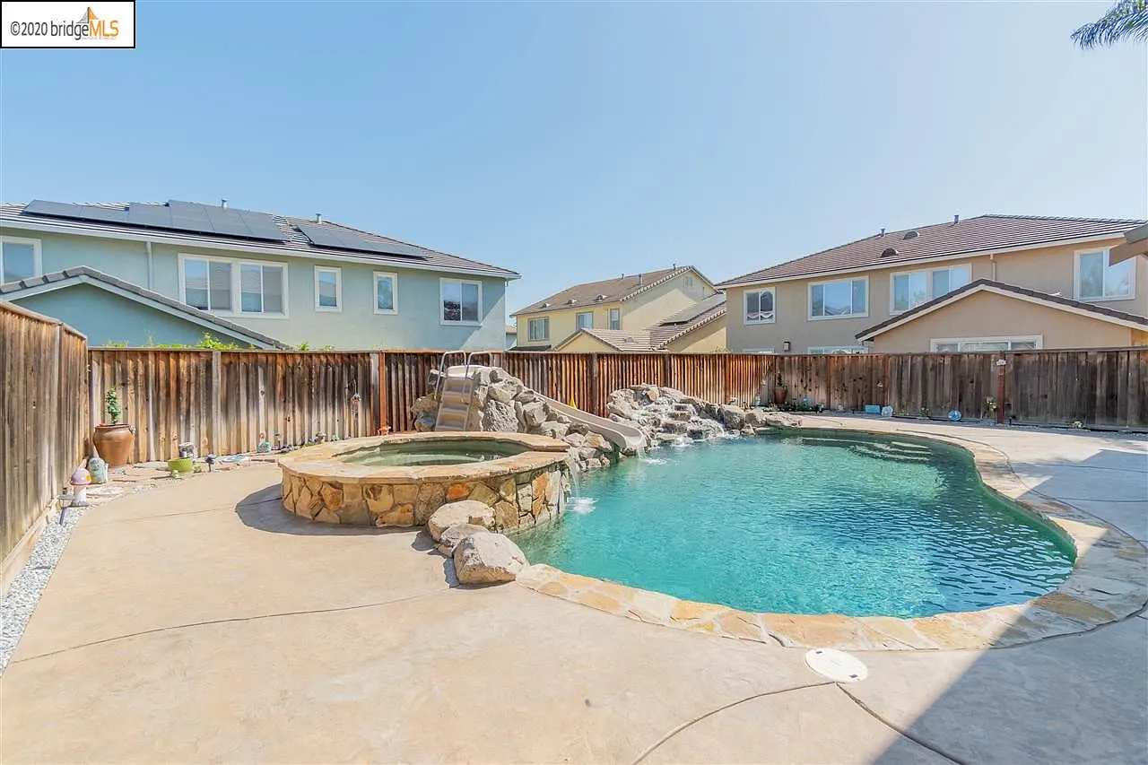 243 Cumberland Way photo 1