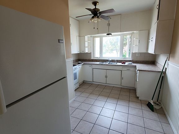 2nd image of 900 Kelly Ave #1