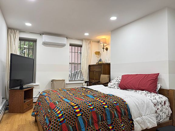 3rd image of 864 Lafayette Ave #1