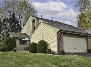 2077 E Pendragon Ct, Oak Creek, WI 53154