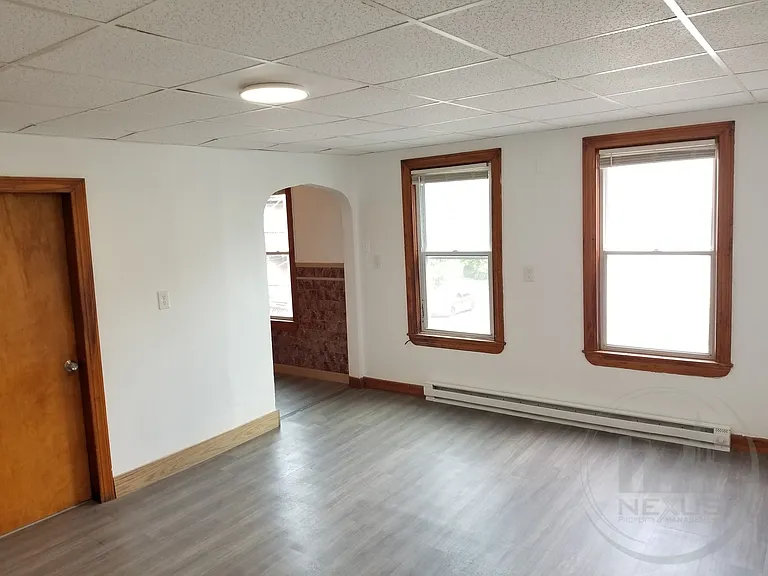  127 Burnside Ave 2ndFlr 2B/1B FreshPaint Spacious NewerFloors PetsOK — Photo 1