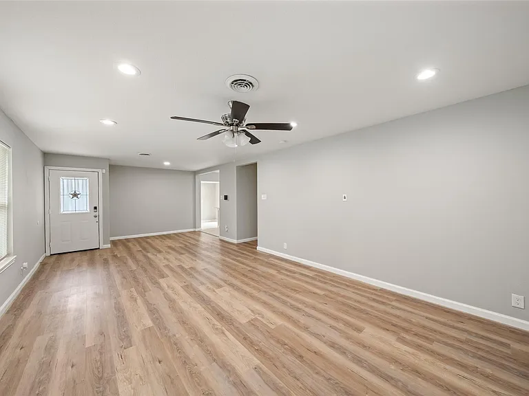5755 Belvedere St — Photo 13