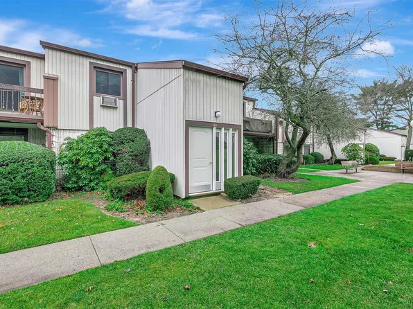 73 Richmond Boulevard #2B, Ronkonkoma, NY 11779