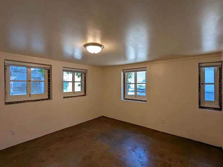Hillegass Court Apartments — Photo 22