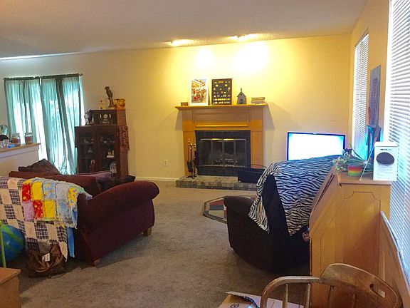 3rd image of 1103 Waggoner Ct W