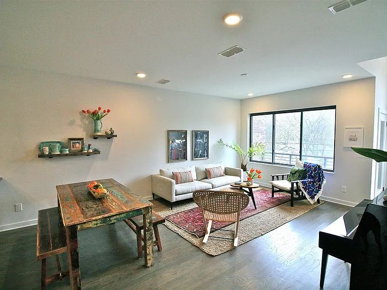 1029 Chester Ave — Photo 8