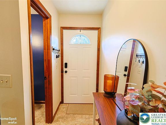 4th image of 56 Jonathan Dr