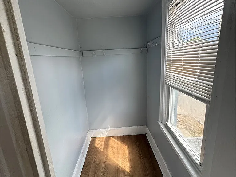 724 Warren St — Photo 6