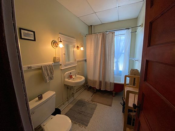 5th image of 902 W Franklin Ave