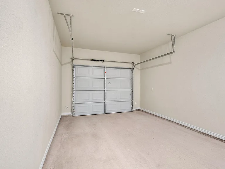 410 W Avenue C — Photo 26