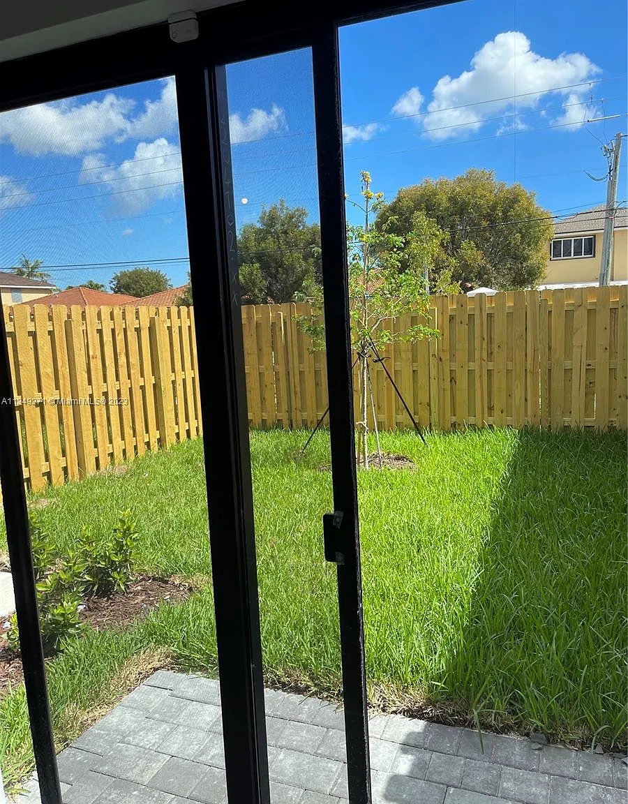 3 bed, 1334 sqft, $2,400 — Photo 4