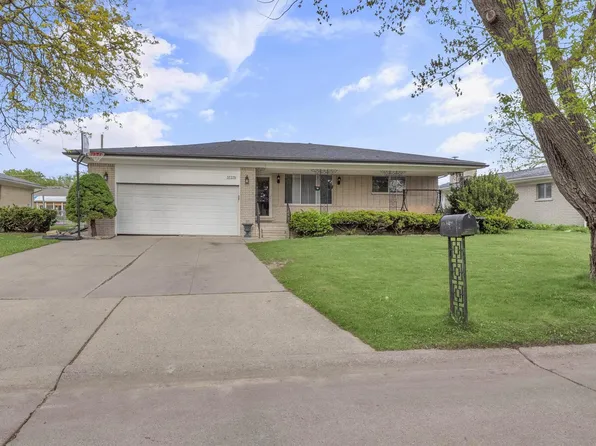 37370 Gregory Dr, Sterling Heights, MI 48312