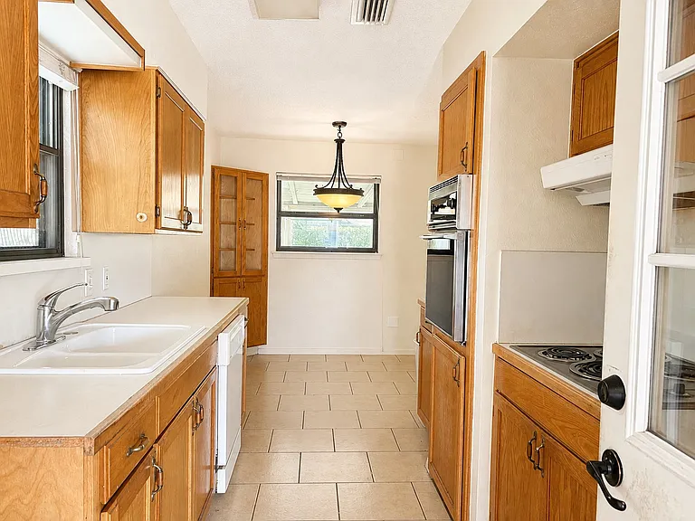 2025 Meadow Gln — Photo 4