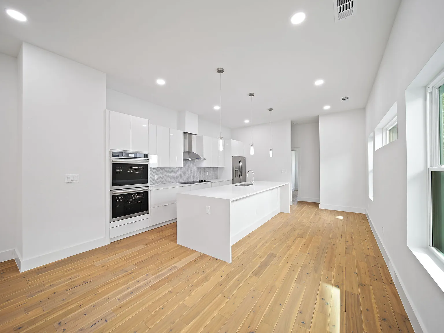 4 bed, 2550 sqft, $3,700 — Photo 3