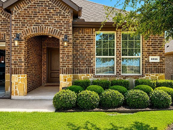 3rd image of 4016 Woodford Dr