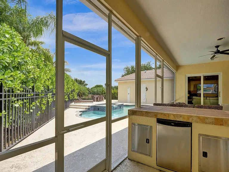 15910 Lindbergh Ln — Photo 39