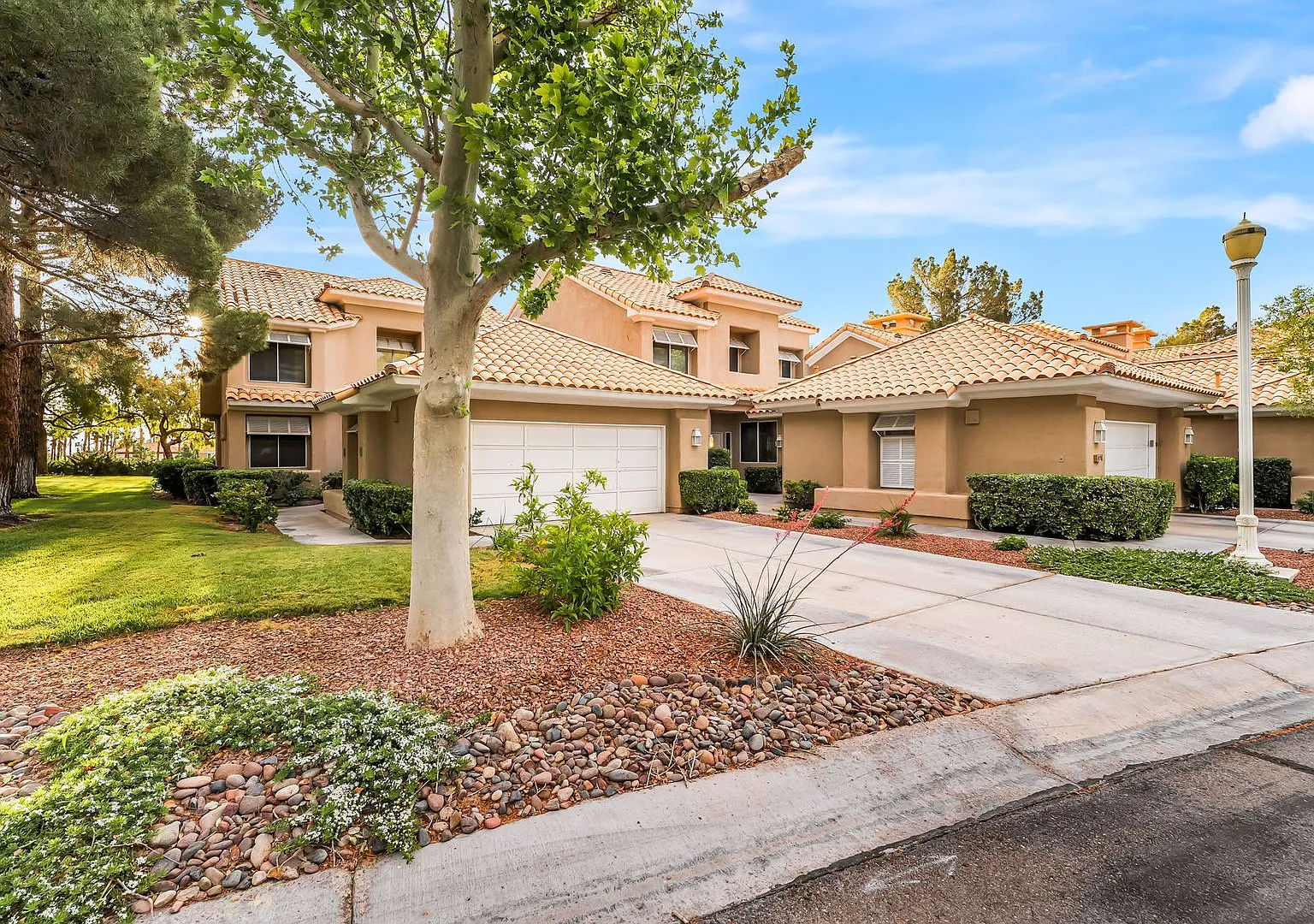 Charming Guard-Gated Southwest Las Vegas Townhome with Fireplace & Golf Course Views! — Photo 1