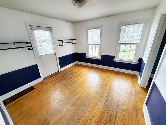 3rd image of 812 Powell Ave