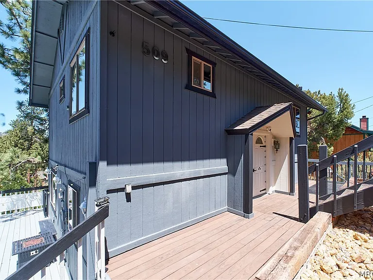 509 Wallace Ln — Photo 2
