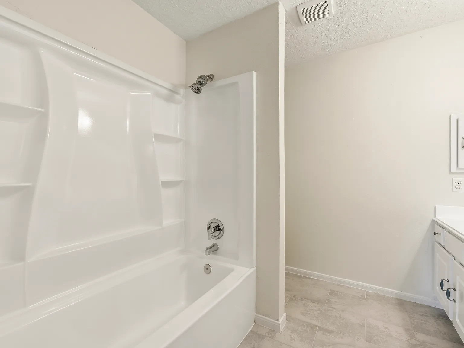4 bed, 2755 sqft, $2,700 — Photo 3